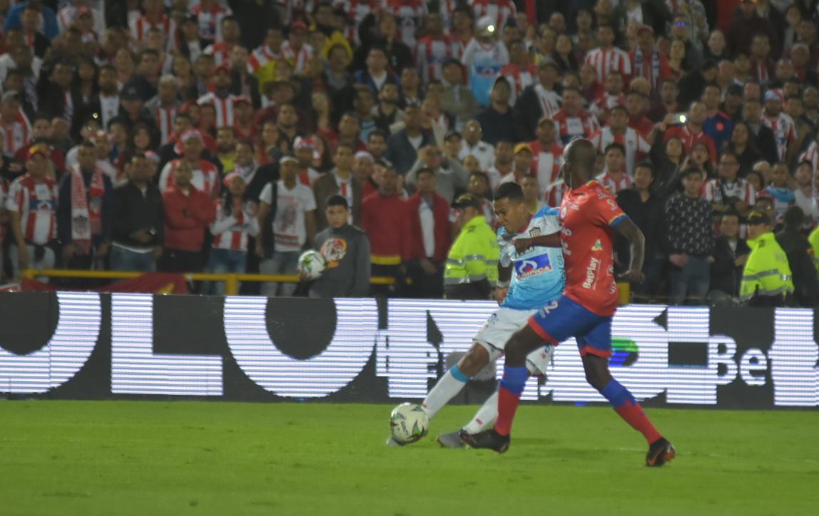 James Sánchez sacando un disparo pese al asedio de Anier Figueroa.
