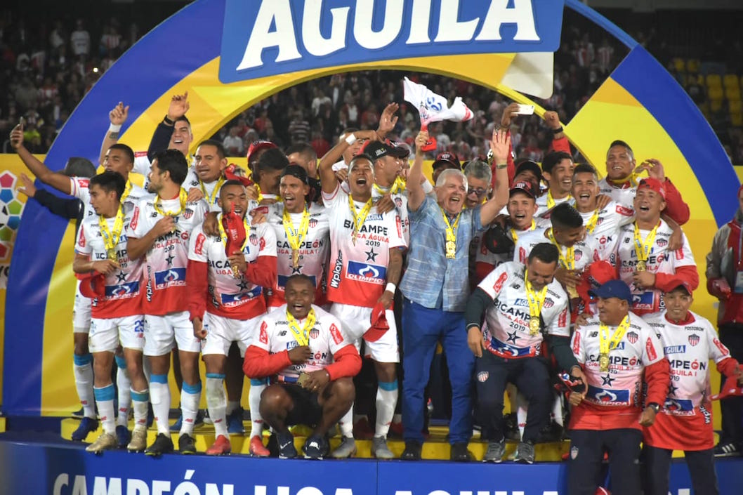 Los jugadores y el Técnico Julio Comesaña, celebrando el bicampeonato en 'El Campin'.