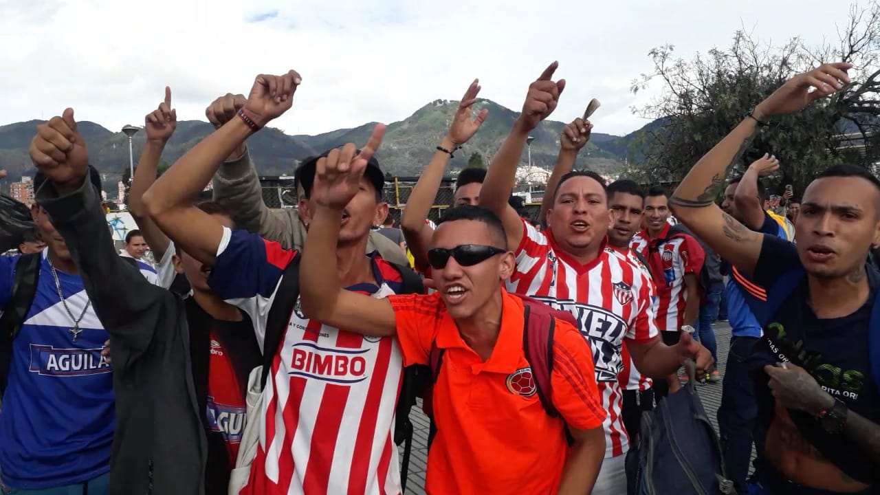 Los hinchas de Junior a las afueras de El Campín.