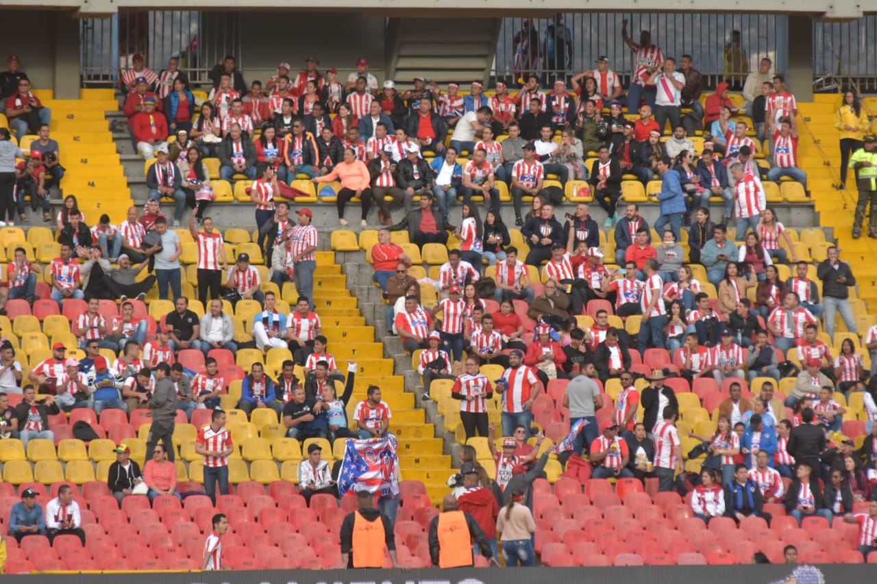 La hinchada rojiblanca en Bogotá.