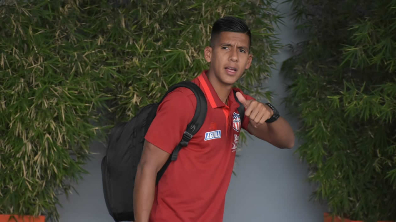 James Sánchez saluda a aficionados a la salida del hote en Bogotá