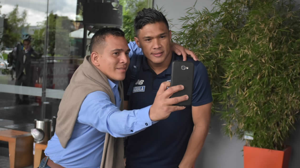 Teófilo Gutiérrez en una selfie con un hincha.
