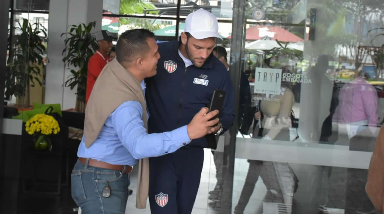 Sebastián Viera es abordado por un hincha juniorista.