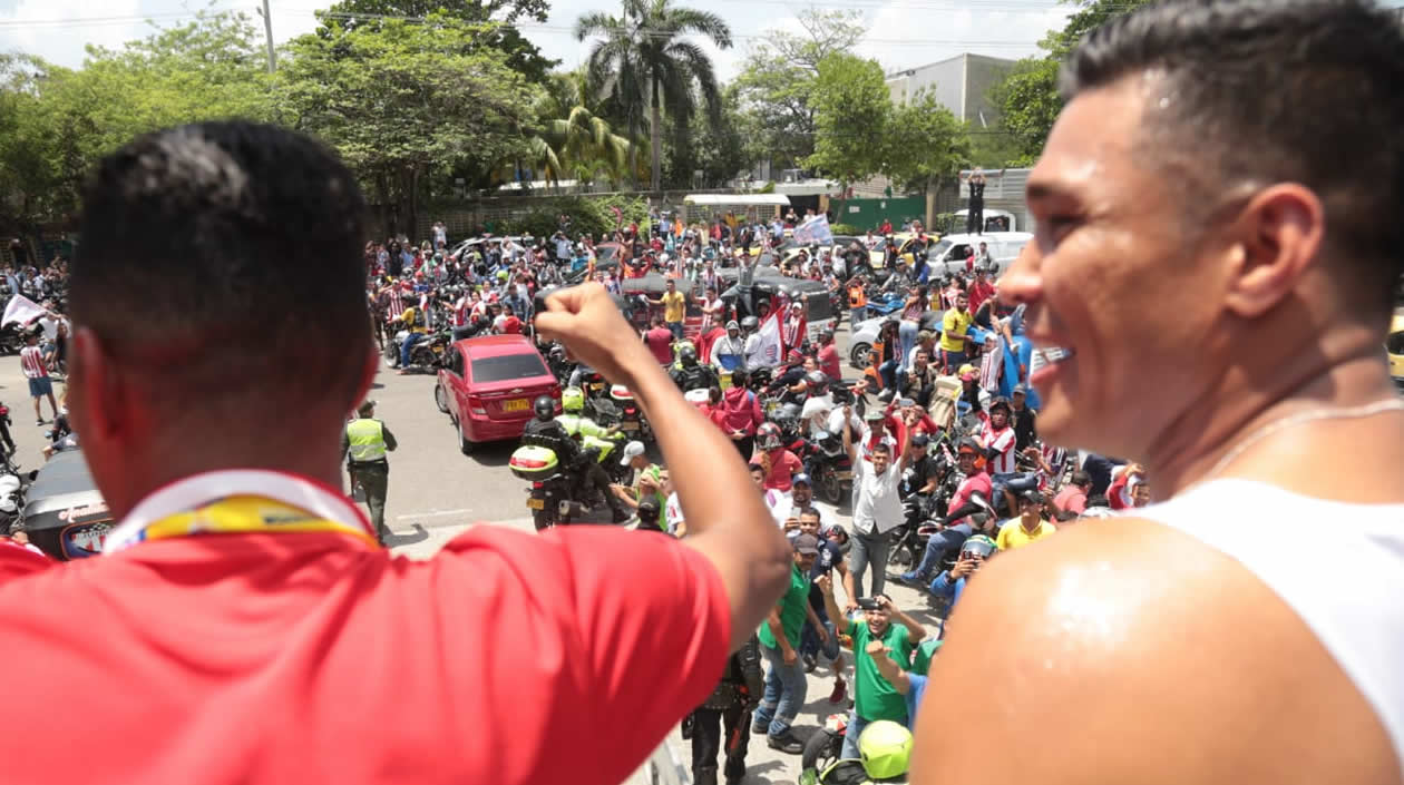 Jugadores de Junior exhiben el título