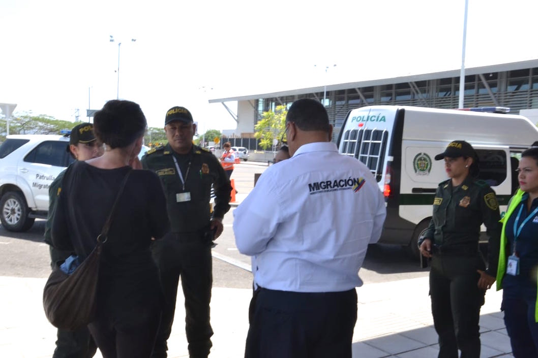 Autoridades intentando persuadir a la mujer para llevarla a un hospital.