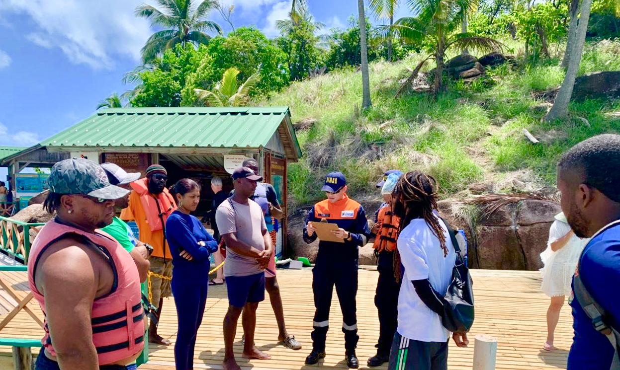 Turistas y lugareños en el Parque Nacional Natural “Old Mc Bean Lagoon”