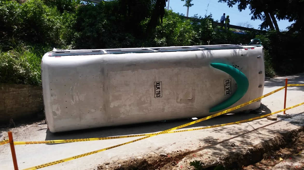 Un bus se volcó en el sector de Las Terrazas de Barranquilla