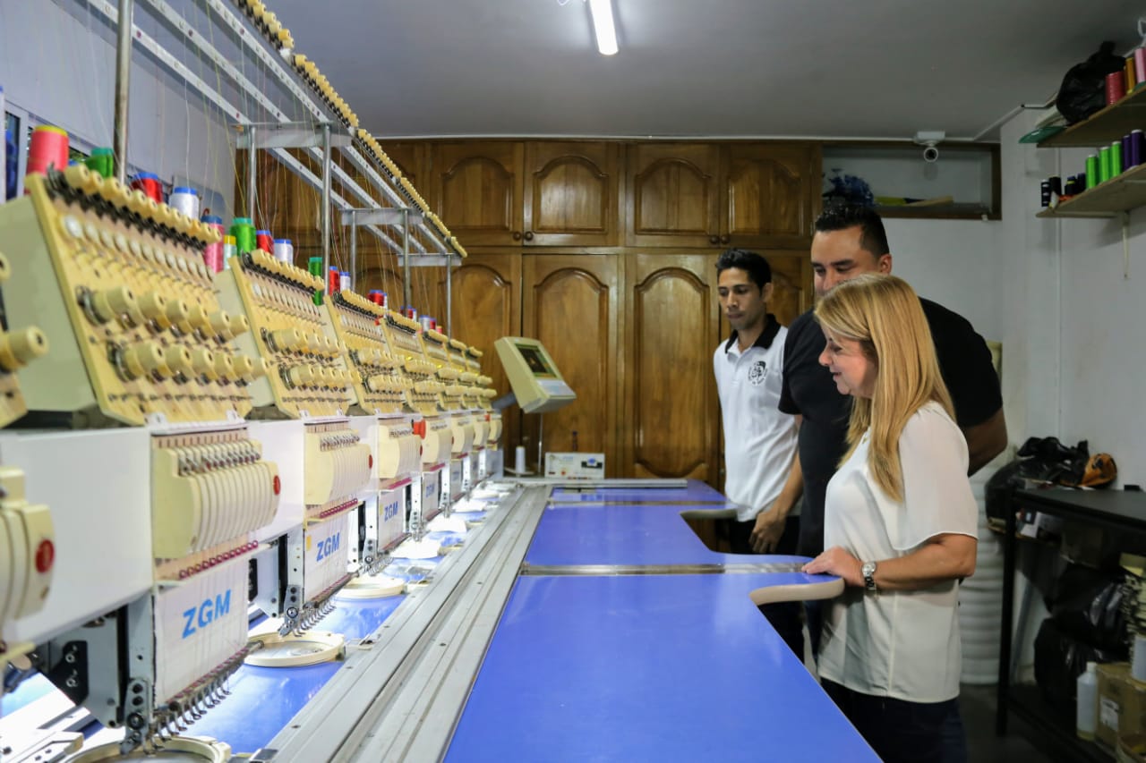 Elsa Noguera visitó las pequeñas y medianas empresas.