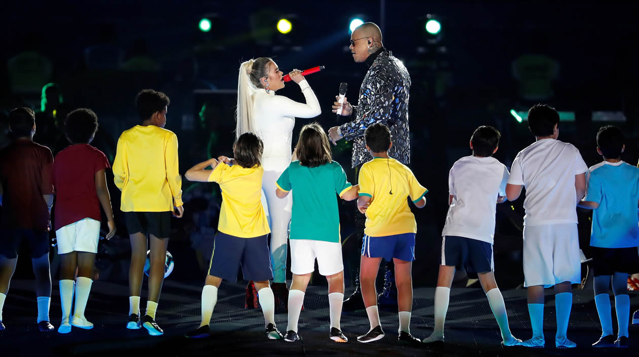 La cantante colombiana Karol G y el brasileño Leo Santana se resentan antes del partido inaugural en la Copa América