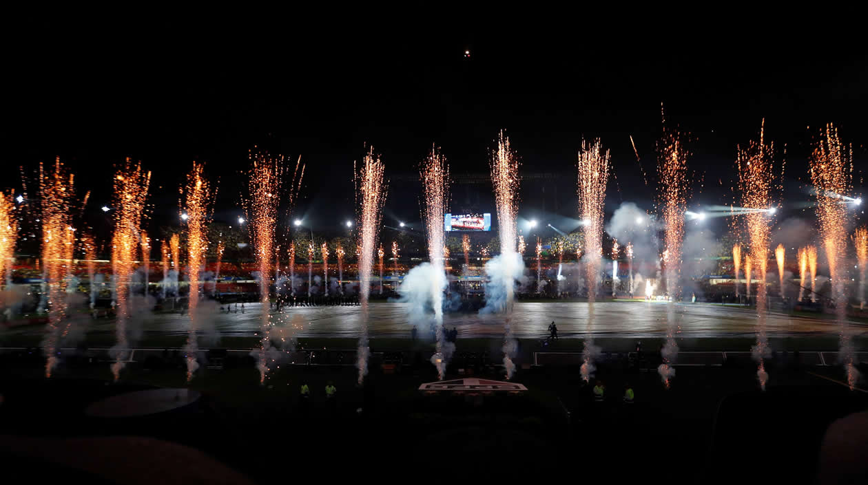 Fotografía de fuegos artificiales antes del partido inaugural entre Brasil y Bolivia