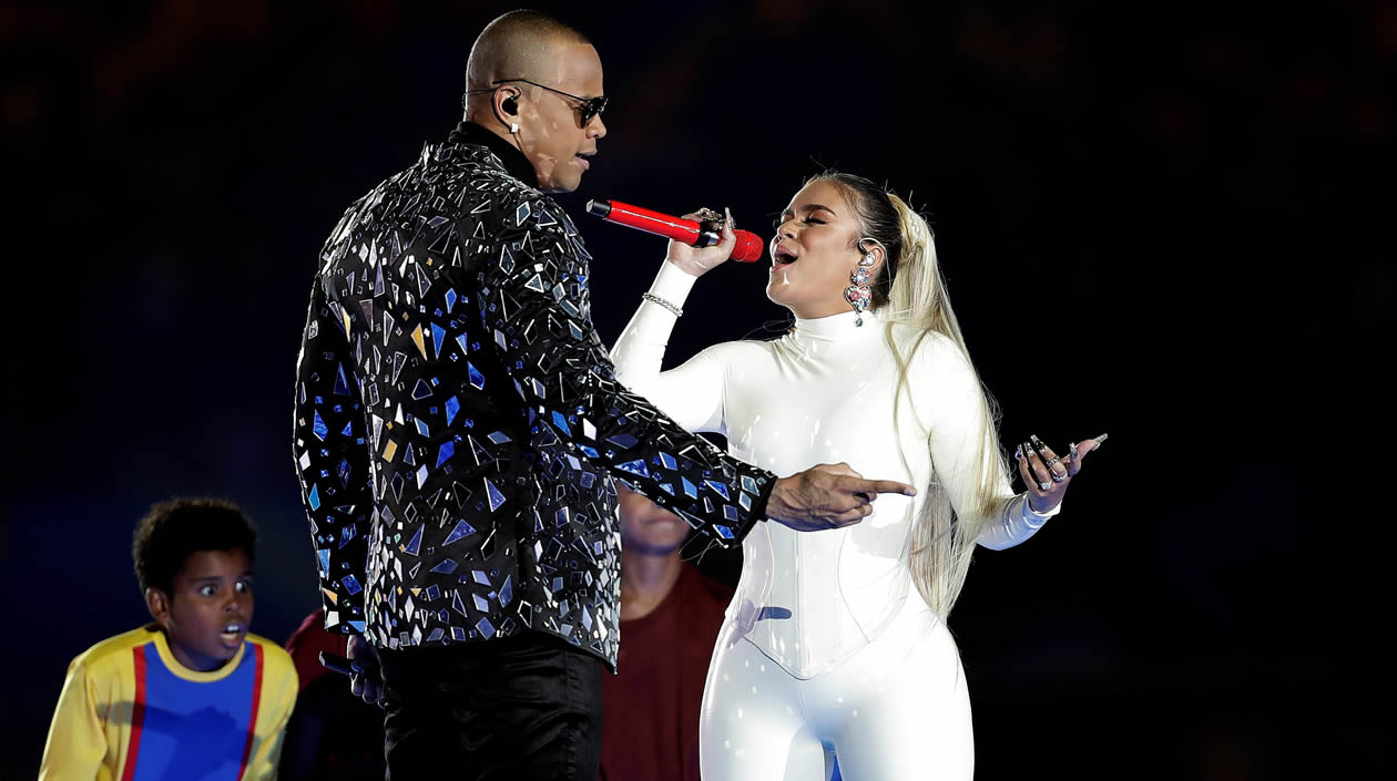 La cantante colombiana Karol G y el brasileño Leo Santana se presentan antes del partido inaugural en la Copa América