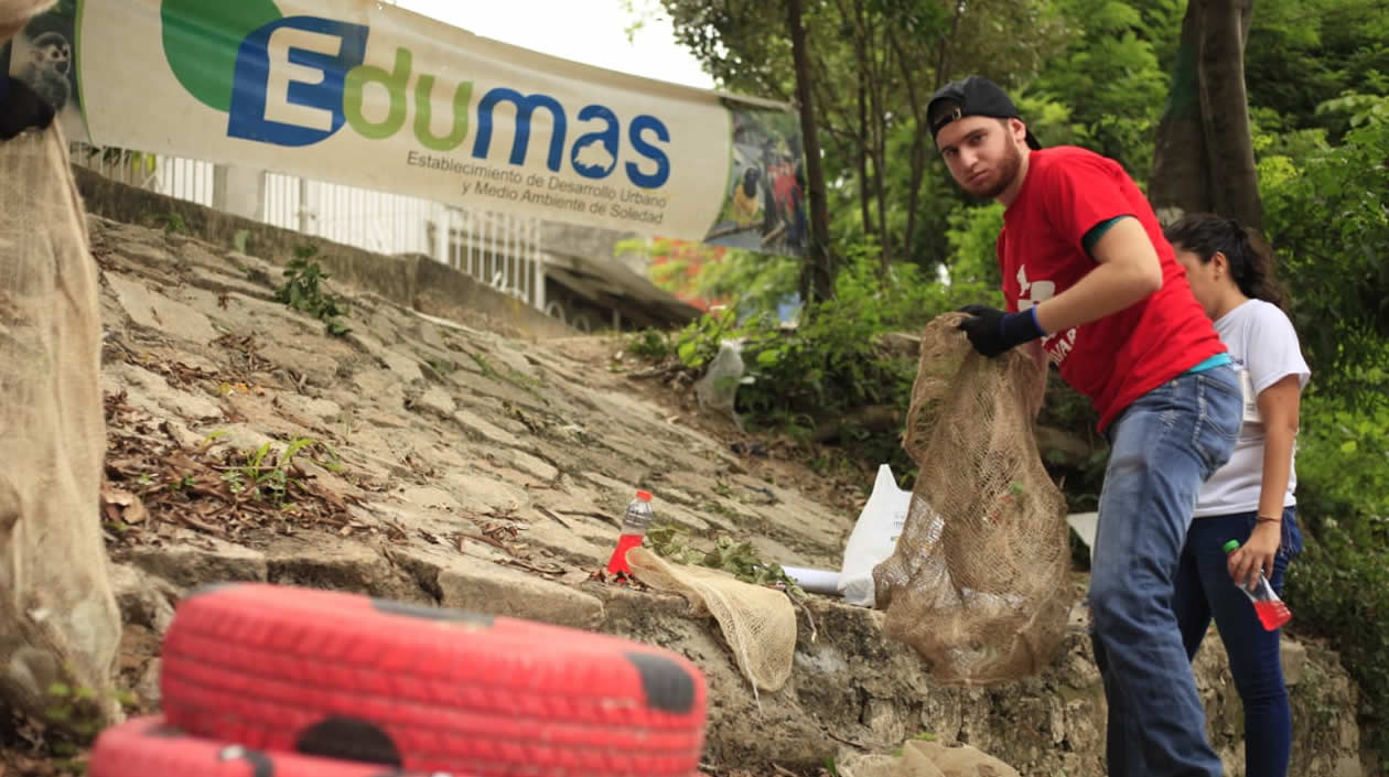 Voluntarios recogiendo residuos de vía-canal en Las Moras