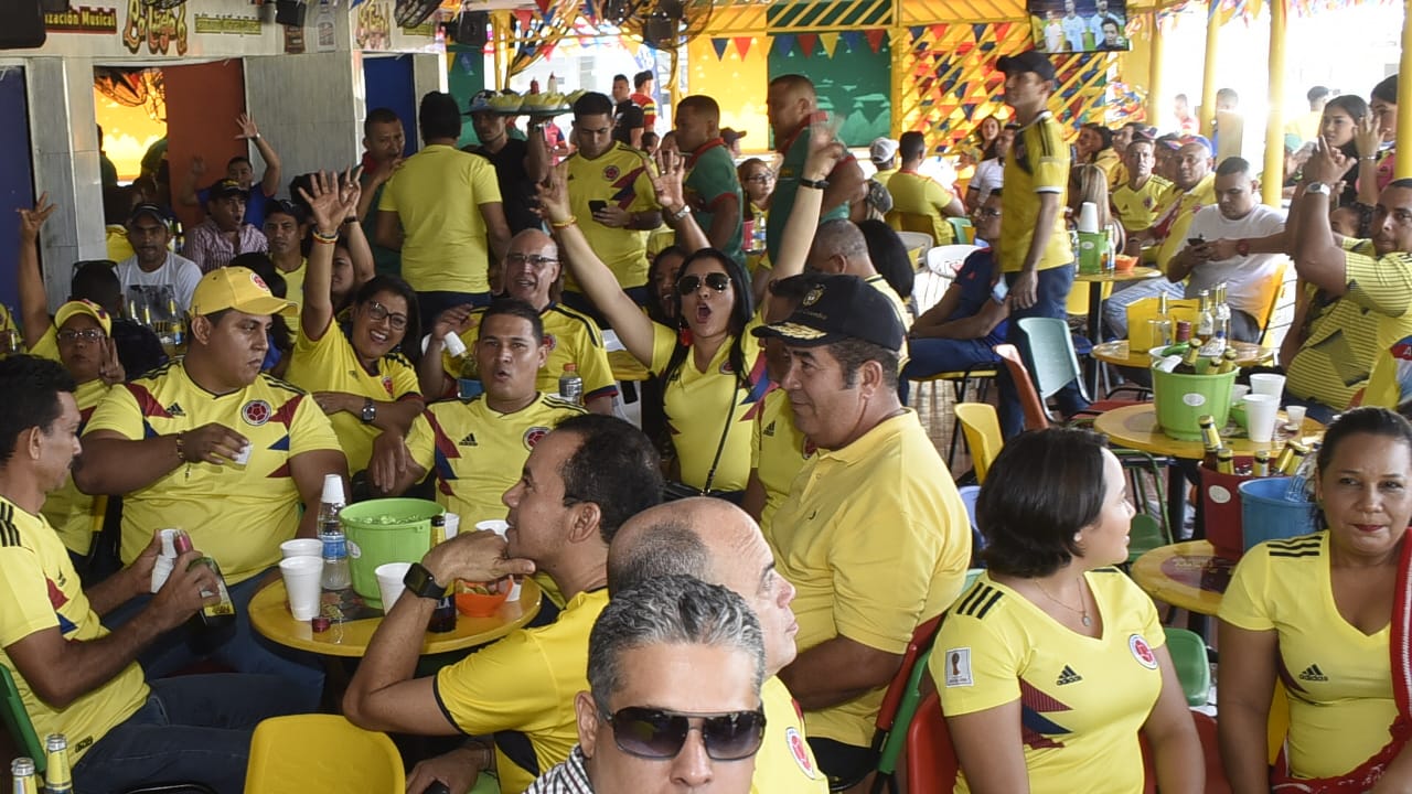Todos los hinchas esperando un gol por parte de Colombia.