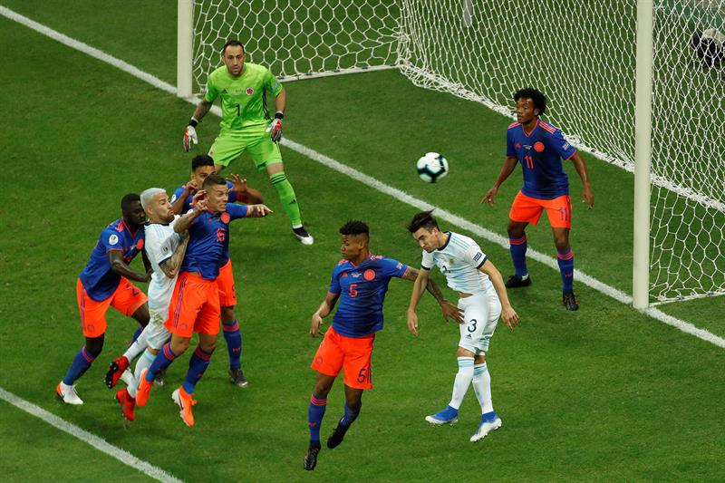 Nicolas Tagliafico (d) de Argentina salta por el balón con Wilmar Barrios (c) de Colombia durante el partido Argentina-Colombia del Grupo B.