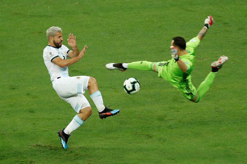 Sergio Agüero (i) de Argentina enfrenta al arquero David Ospina de Colombia durante el partido Argentina-Colombia del Grupo B de la Copa América de Fútbol 2019.