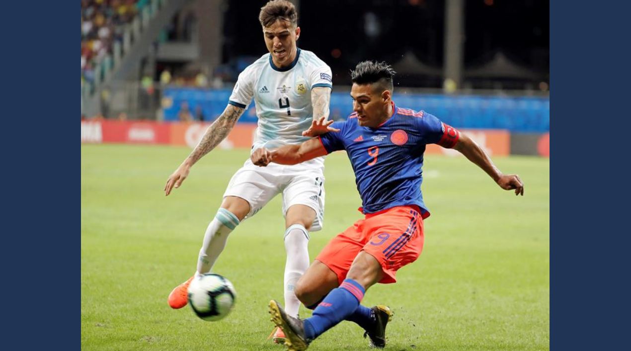 Renzo Saravia (i) de Argentina pelea el balón con Falcao García (d) de Colombia durante el partido Argentina-Colombia del Grupo B de la Copa América de Fútbol 2019.