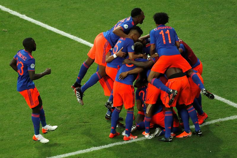 Colombianos festejan la obtención del primer gol, en los pies de Roger Martínez.