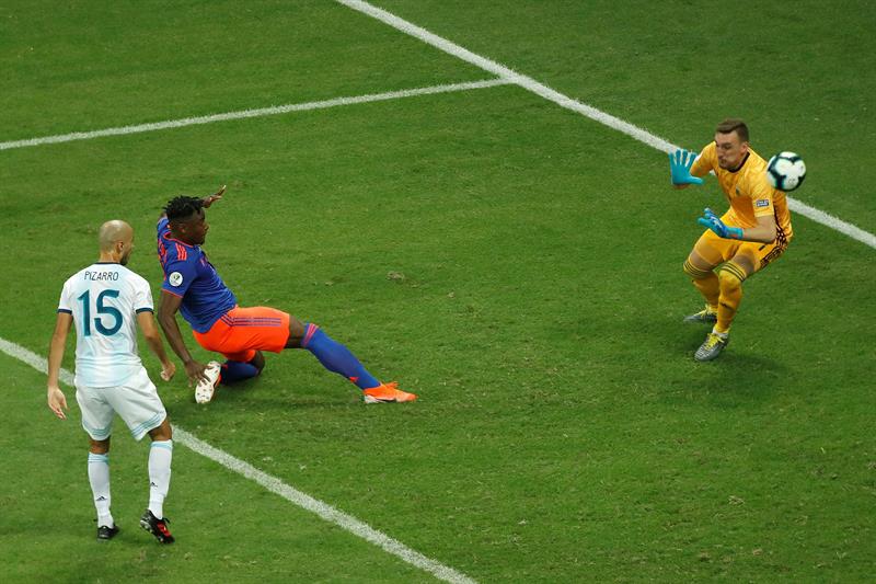 Momento preciso del gol de Duvan Zapata.