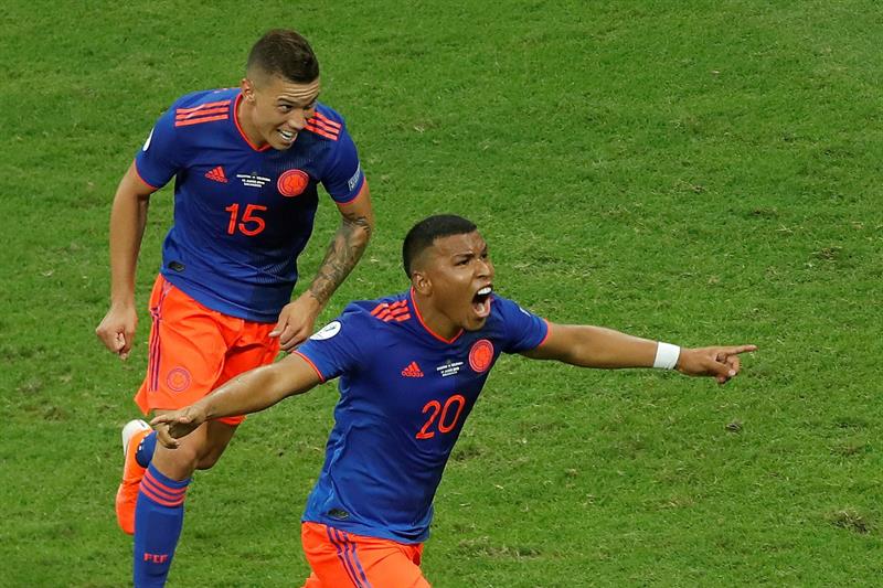 Roger Martínez celebra el primer gol de Colombia.
