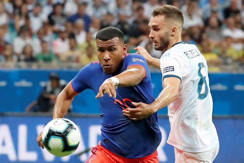 German Pezzella (d) de Argentina pelea el balón con Roger Martinez (i) de Colombia.