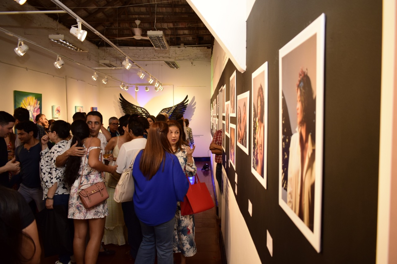 Esculturas, pinturas y fotografías en la exposición 'Volarás'.