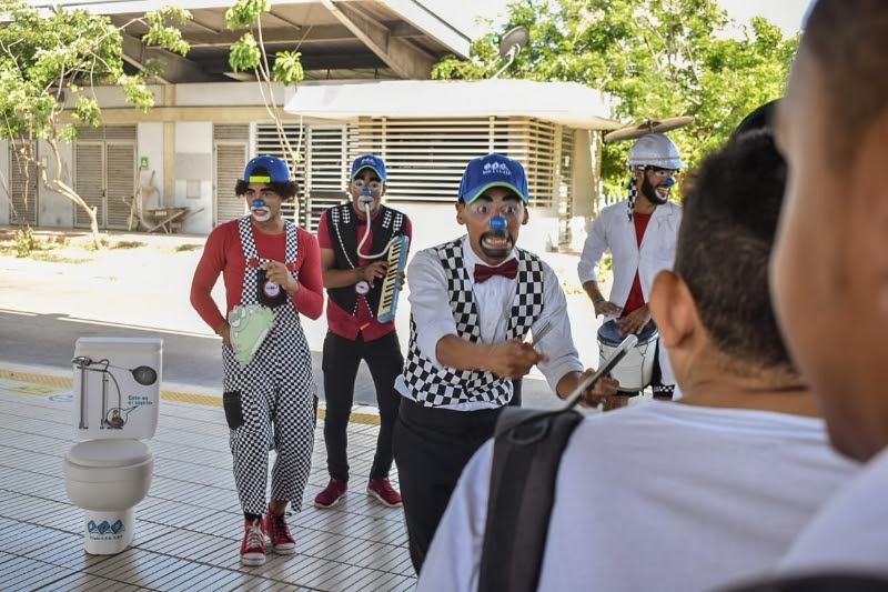 El grupo Viento Recio al compás de saxo, tambor y otros instrumentos, entregaba el mensaje a los usuarios de manera lúdica y participativa.