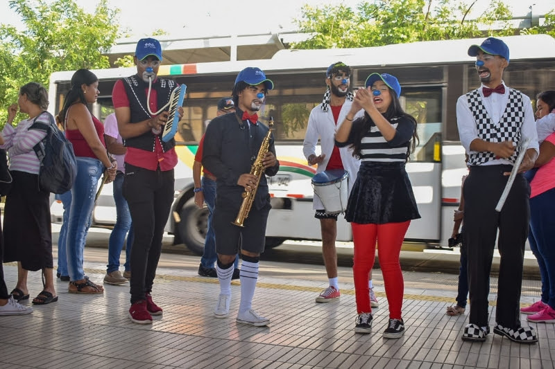 Los miembros de Viento Recio invitaban a los usuarios a realizar las actividades descritas en la letra, como son dar siempre un paso atrás de la línea amarilla y revisar el “sapito” en un sanitario móvil ubicado en la estación.