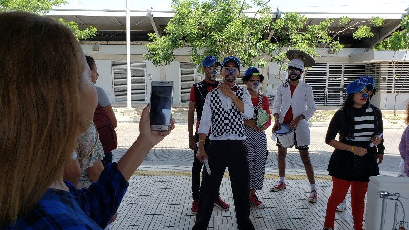 La campaña, que inició en la estación Joe Arroyo, tomó por sorpresa a los usuarios que esperaban las diferentes rutas troncales y alimentadoras. 