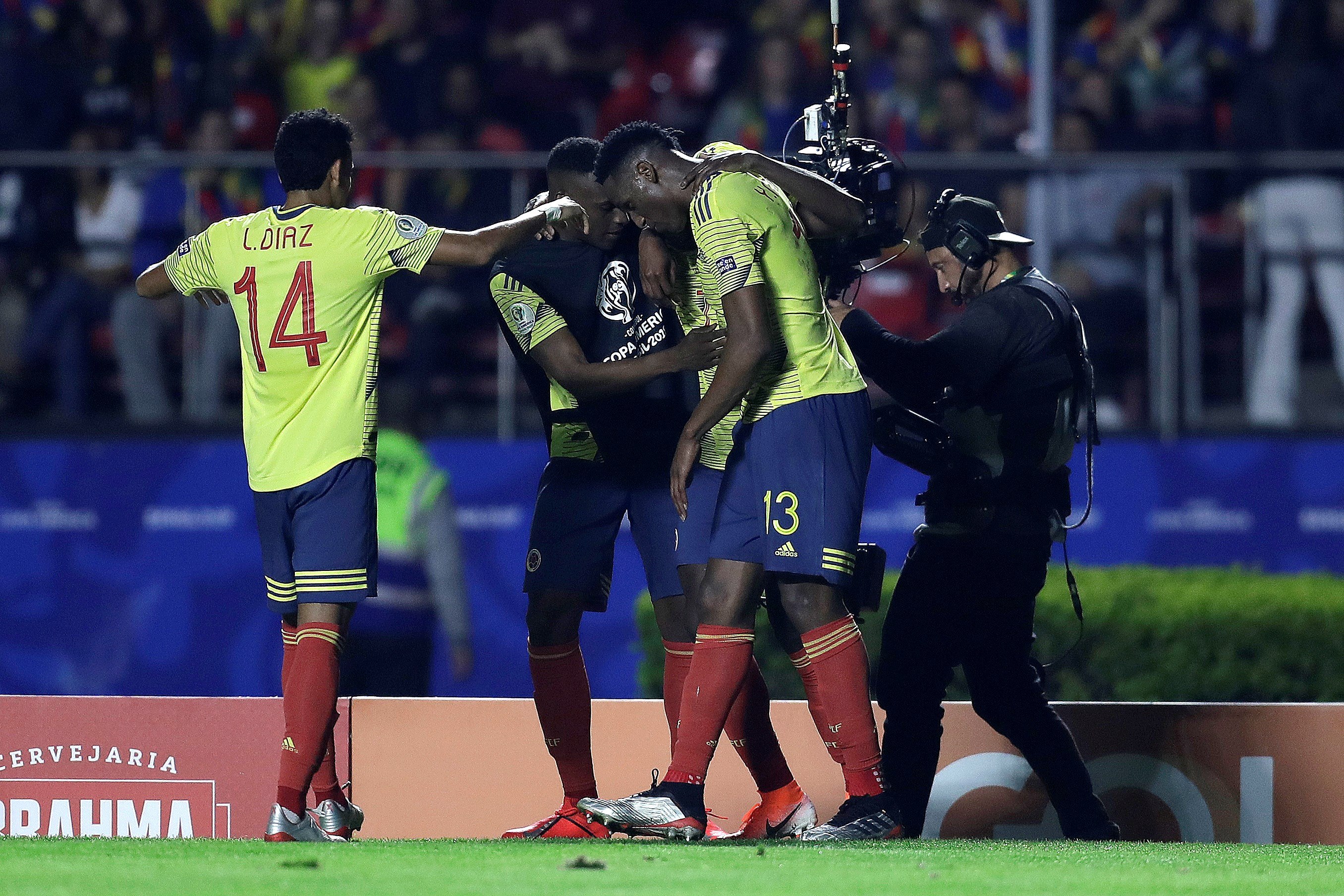 El jugador de Colombia Duvan Zapata (2-d) celebra un gol 