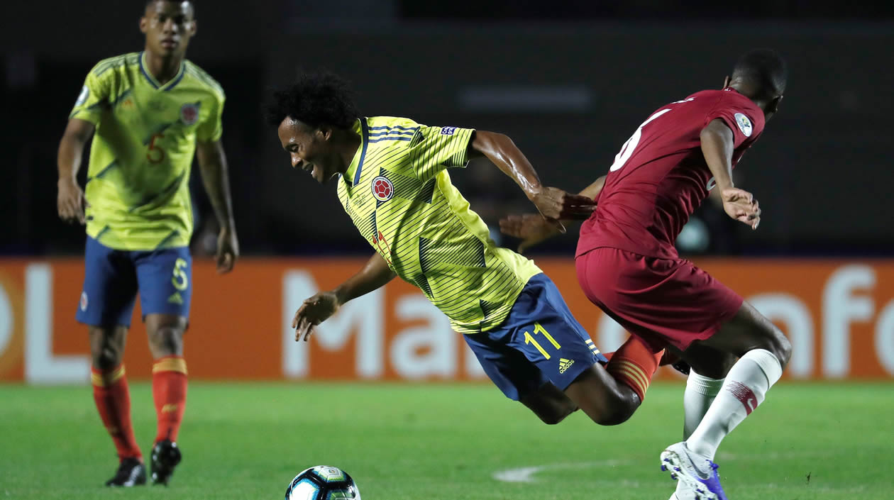 Juan Guillermo Cuadrado disputa el balón con Abdelaziz Mohamed de Catar.