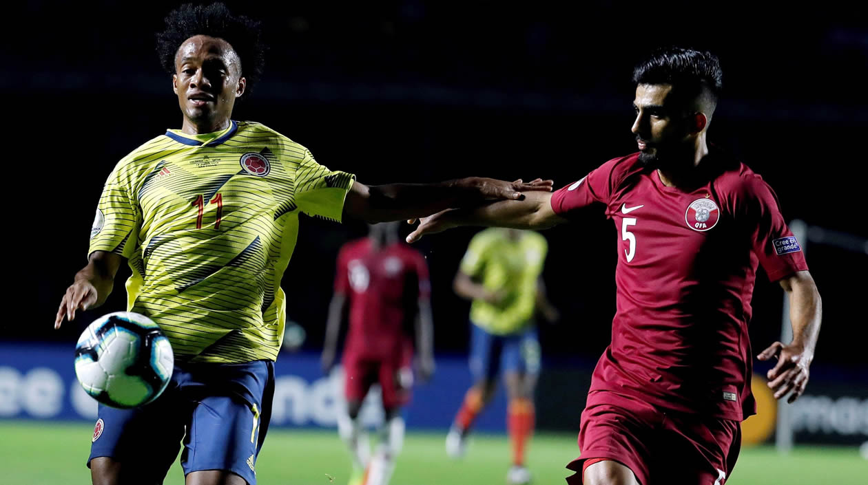 Juan Guillermo Cuadrado con el rival Tarek Salman de Catar.