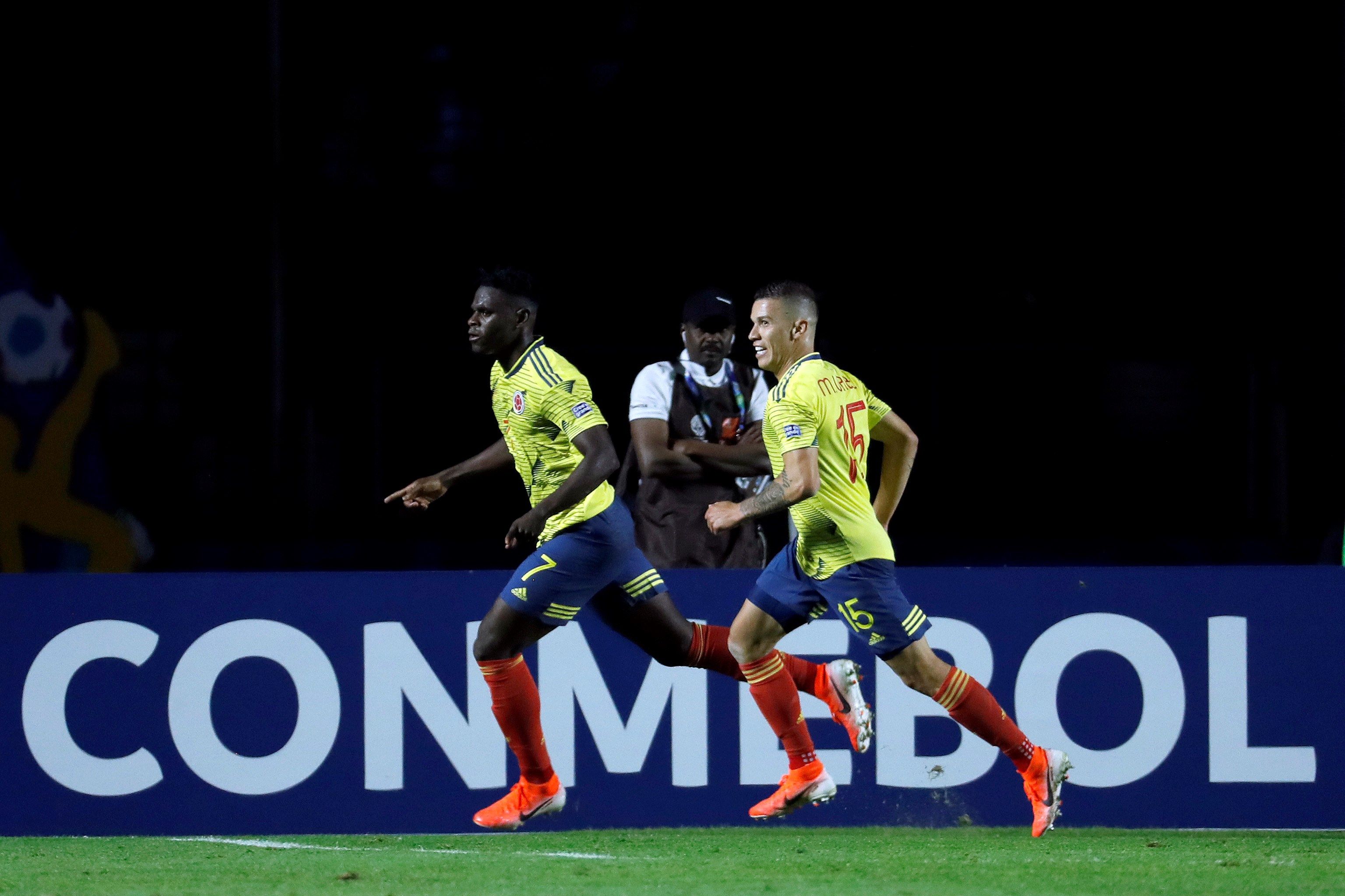 Duvan Zapata y Mateus Uribe en la celebración del 1-0 ante Catar.