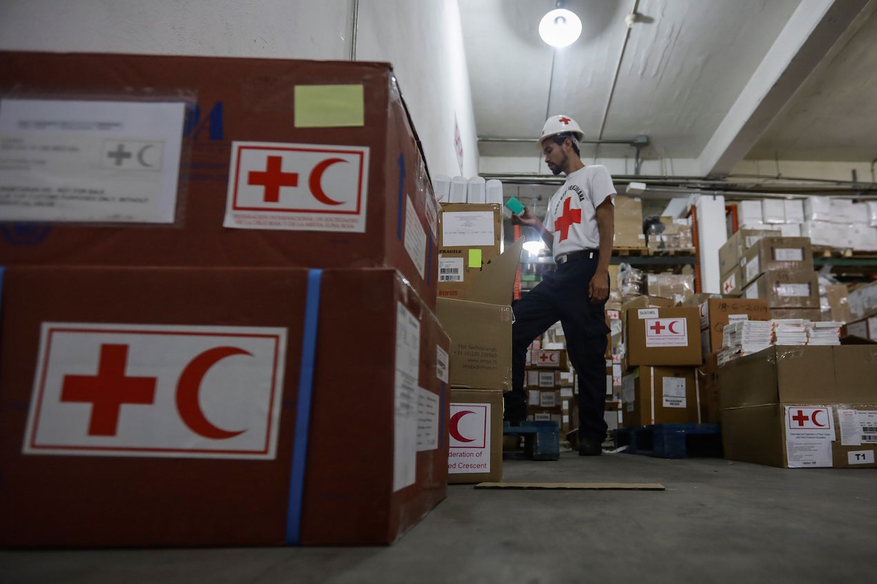 La Cruz Roja entregará además otras plantas eléctricas, que llegaron esta semana, en algunos hospitales, dependiendo de su capacidad y necesidad, para garantizar que los constantes apagones que se registran en Venezuela no interrumpan la atención en áreas clave como las salas de diálisis y de atención materno infantil.