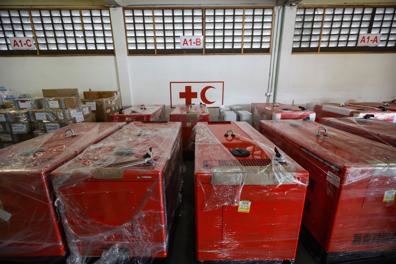  Vista de las plantas eléctricas que llegaron al país el lunes provenientes del Centro Logistico de las Sociedades de la Cruz Roja y Media Luna Roja ubicado en Panamá, como parte de la ayuda humanitaria para Venezuela, este miércoles en Los Ruices, Caracas (Venezuela).