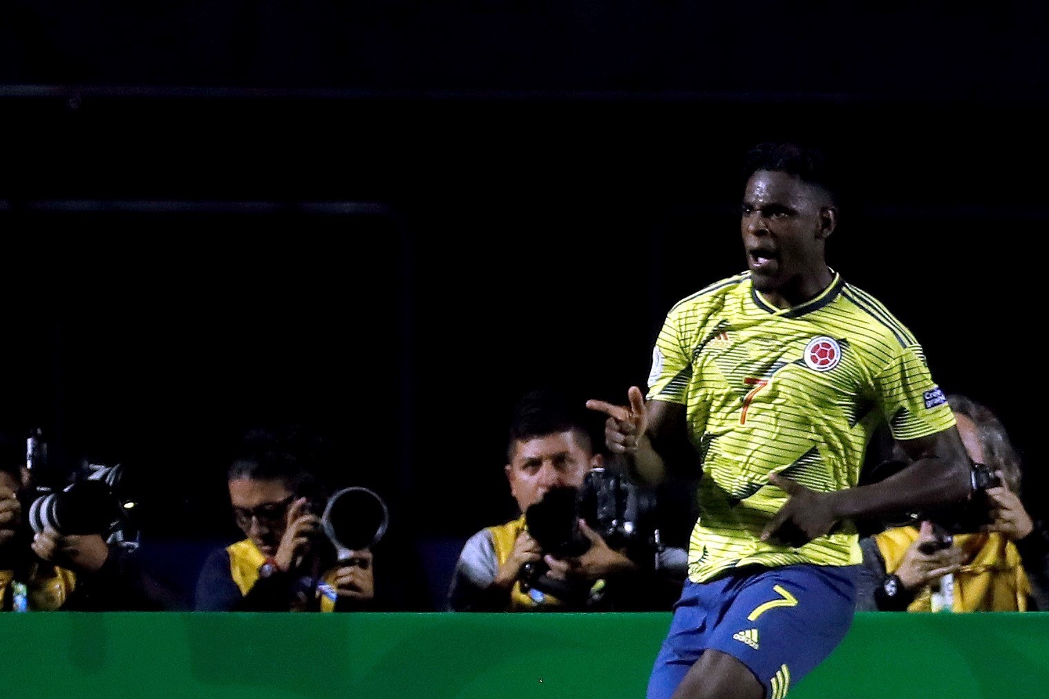 Duvan Zapata celebra el gol ante Catar.