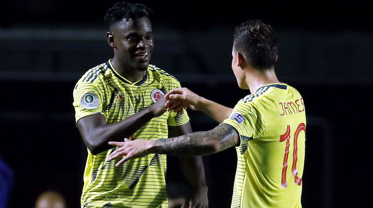 Duván Zapata celebra con James Rodríguez. 