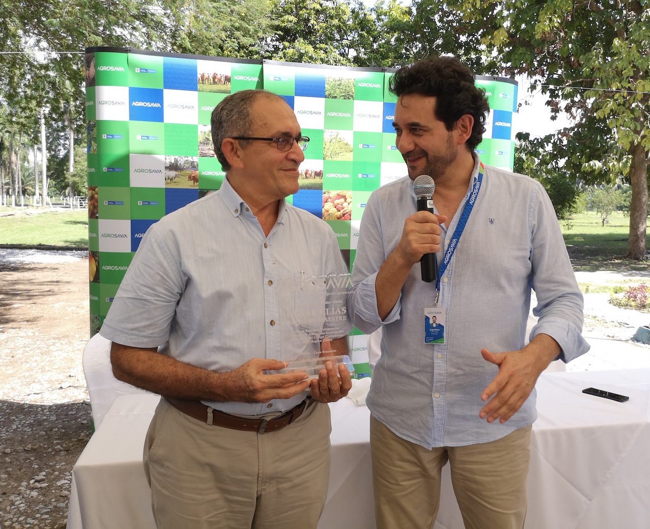 Entrega de reconocimiento al investigador César Baquero Maestre del Centro de Investigación Caribia por parte del Director Ejecutivo de Agrosavia.