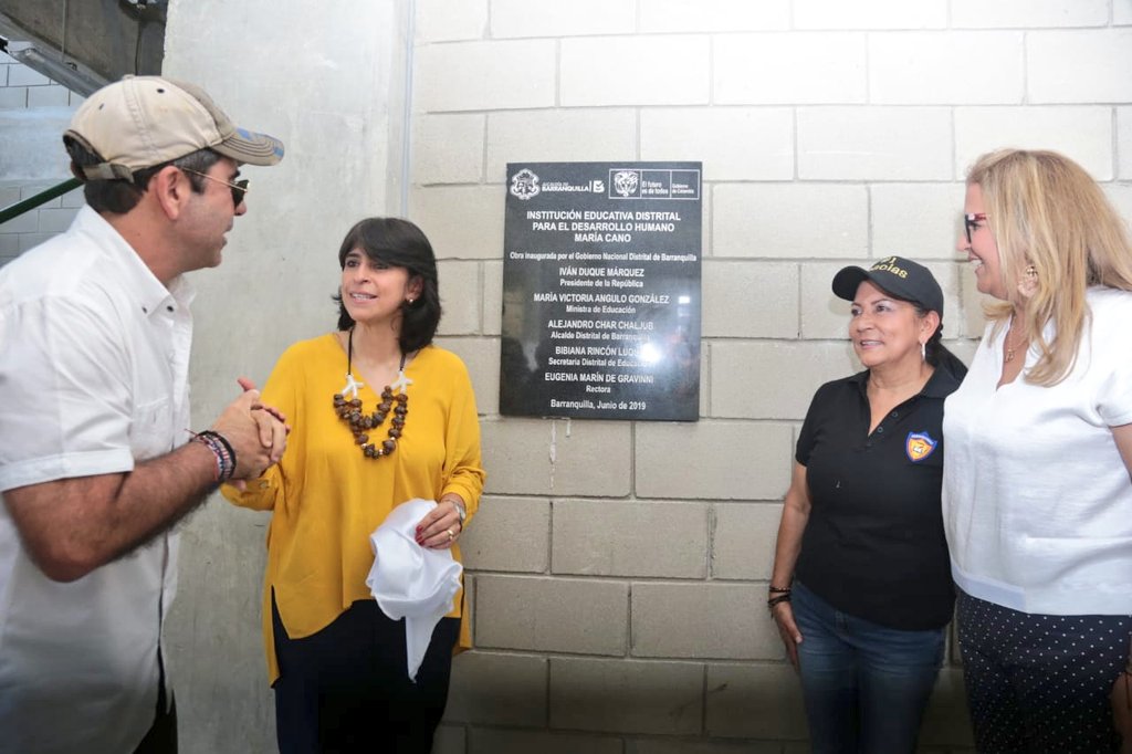 El Alcalde de Barranquilla, Alejandro Char; la Ministra de Educación (e), Constanza Alarcón y la secretaria de Educación, Bibiana Rincón.