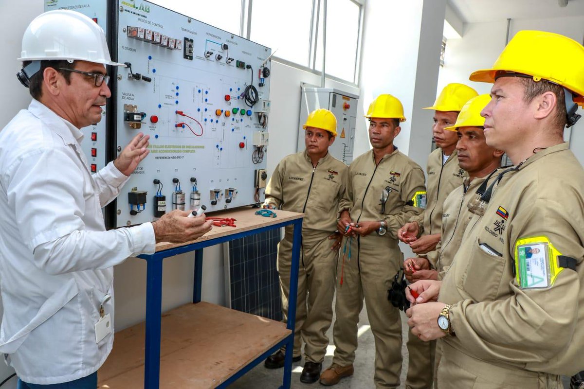 Los maestros y alumnos en la sede del Sena de Refrigeración.
