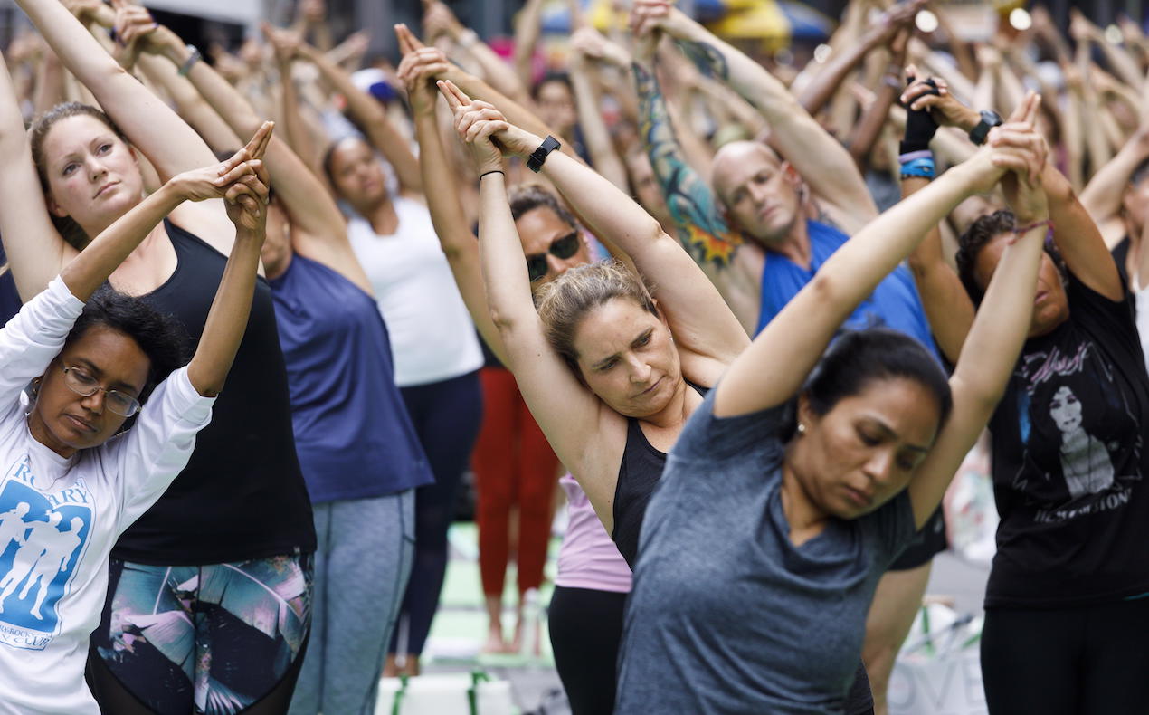 Para la ocasión, la sede de la ONU en Nueva York convocó una clase de esta disciplina este jueves bajo el lema "Yoga por el cambio climático", que fue organizada por la misión permanente de la India en la organización internacional.