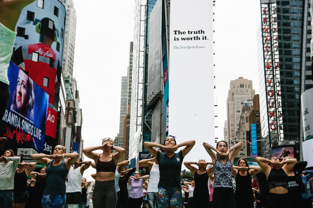 Naciones Unidas lo describe "como una antigua práctica física, mental y espiritual originada en la India. La palabra yoga deriva del sánscrito, significa unirse y simboliza la unión entre el cuerpo y la consciencia".