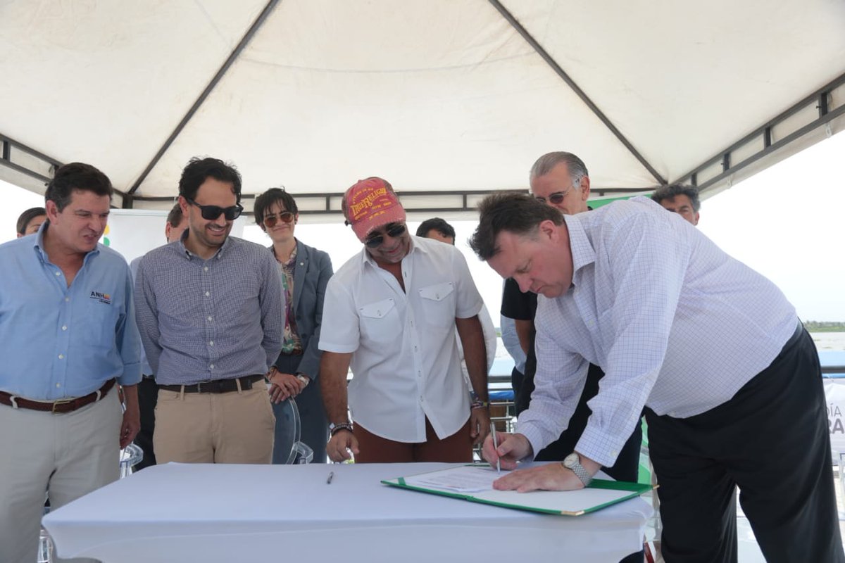 El presidente de Asociación Mundial de Ciudades Energéticas, Mike Savage y el Alcalde de Barranquilla, Alejandro Char.