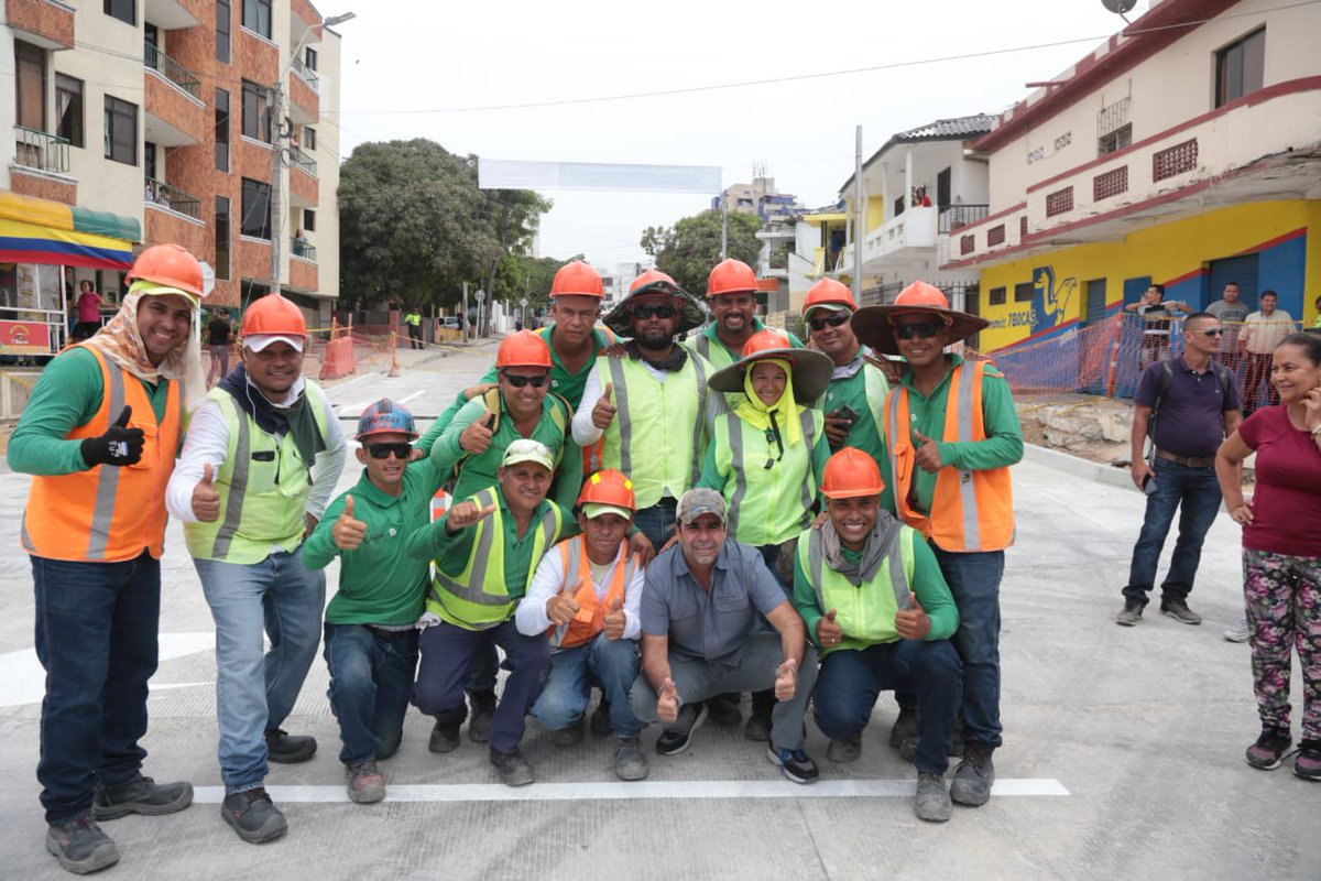 @AlejandroChar El Alcalde de Barranquilla, Alejandro Char y los trabajadores de la obra.