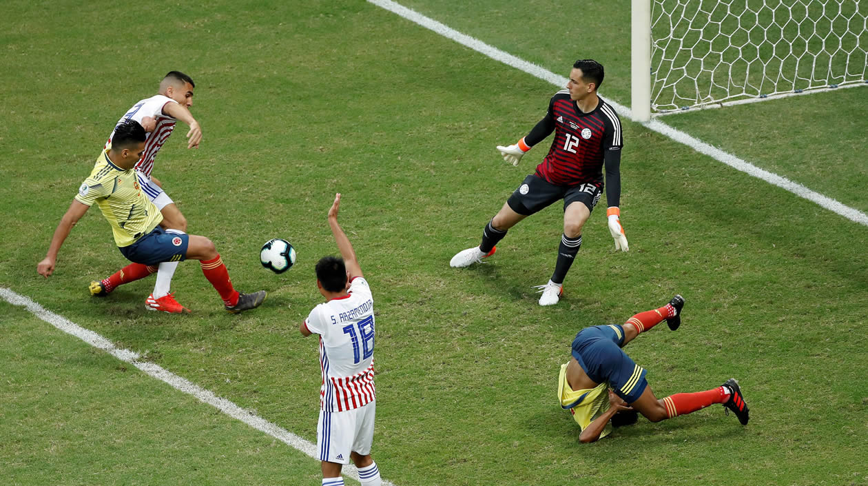  Falcao García enfrenta al arquero Roberto Fernández de Paraguay