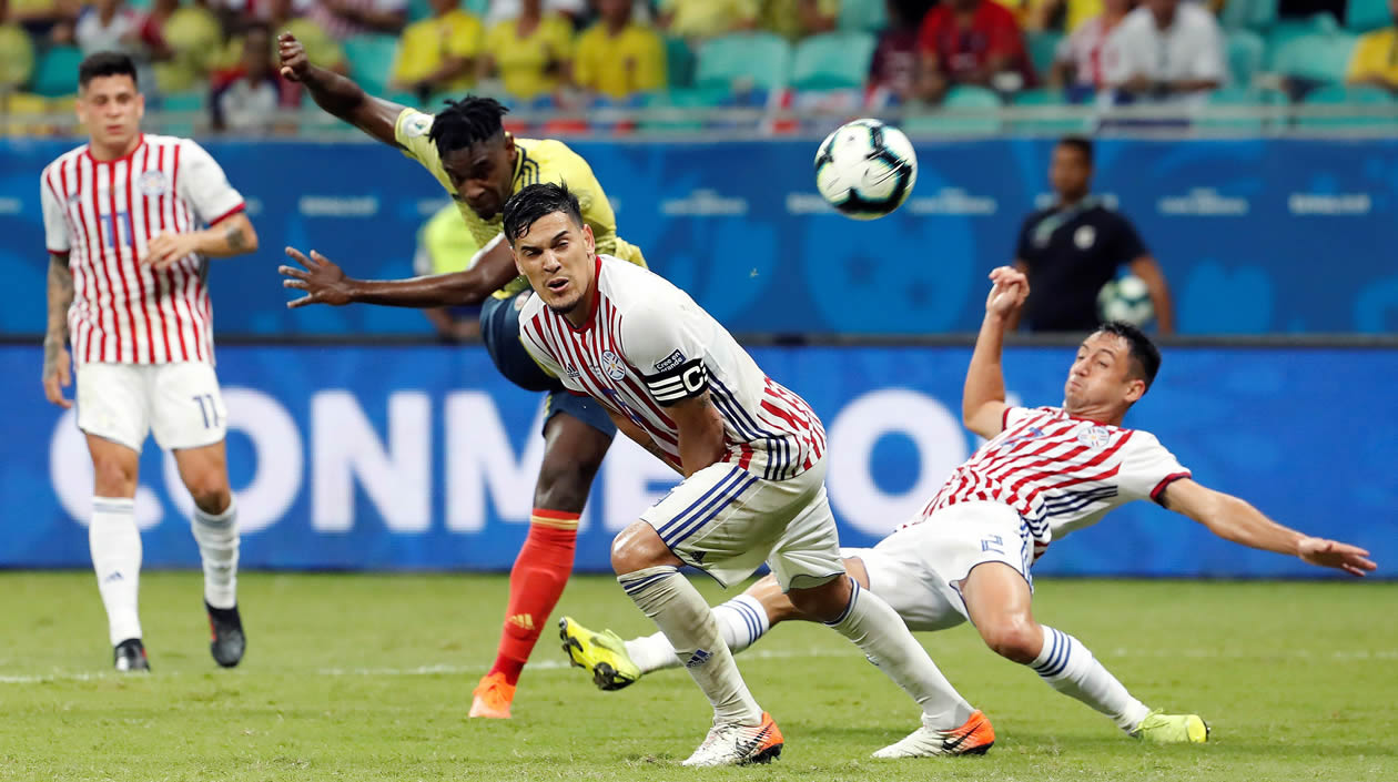 Duván Zapata (atrás) patea al arco, durante el partido