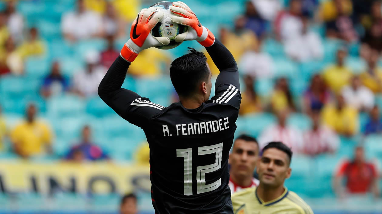 El arquero de Paraguay Roberto Fernández durante el partido Colombia-Paraguay 