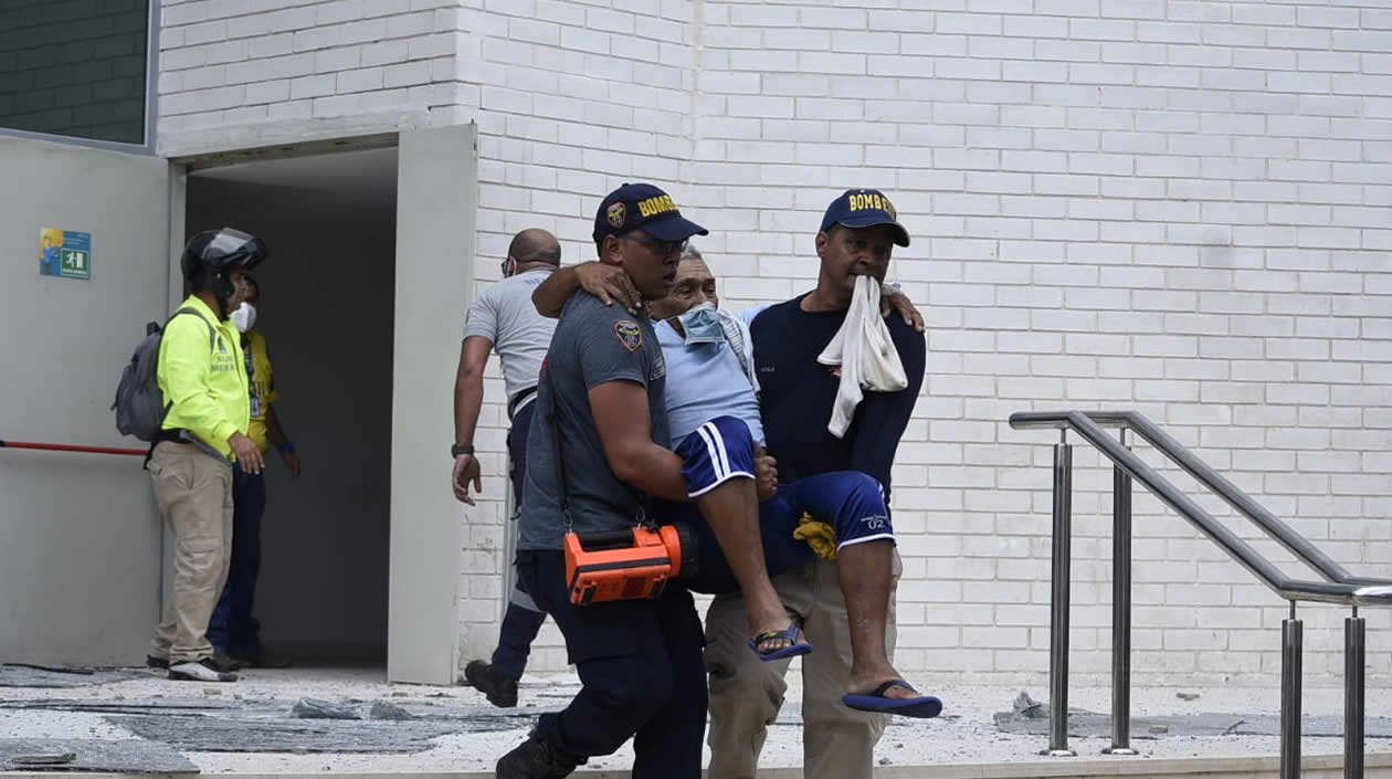 El hombre fue evacuado por dos miembros de los bomberos