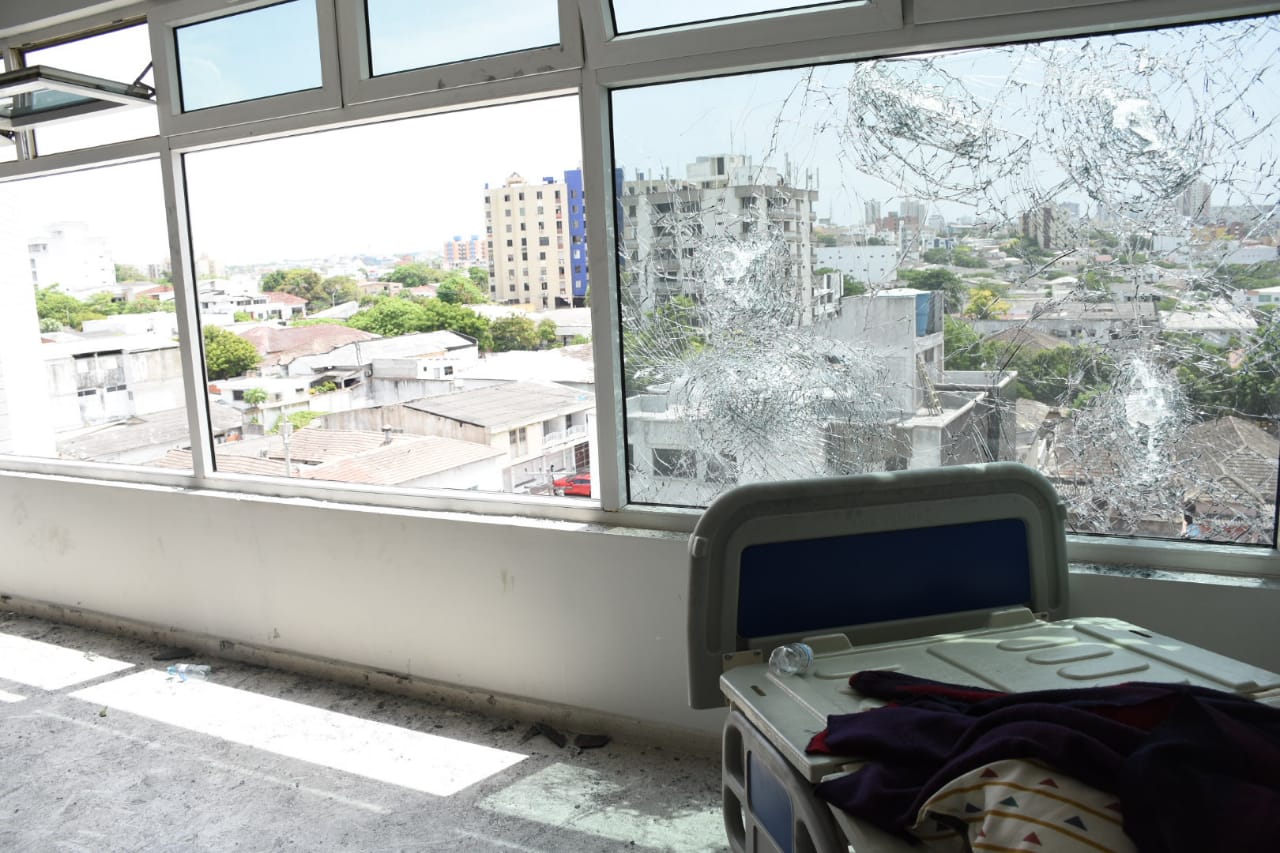 Ventanales de una de las habitaciones de la Clínica La Merced.