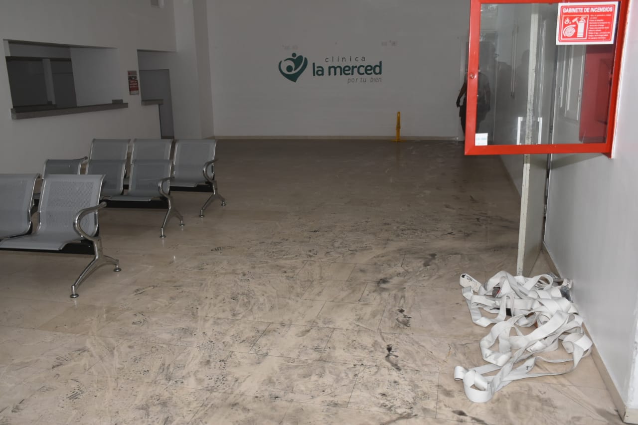 Una sala de espera después del incendio en la Clínica La Merced.