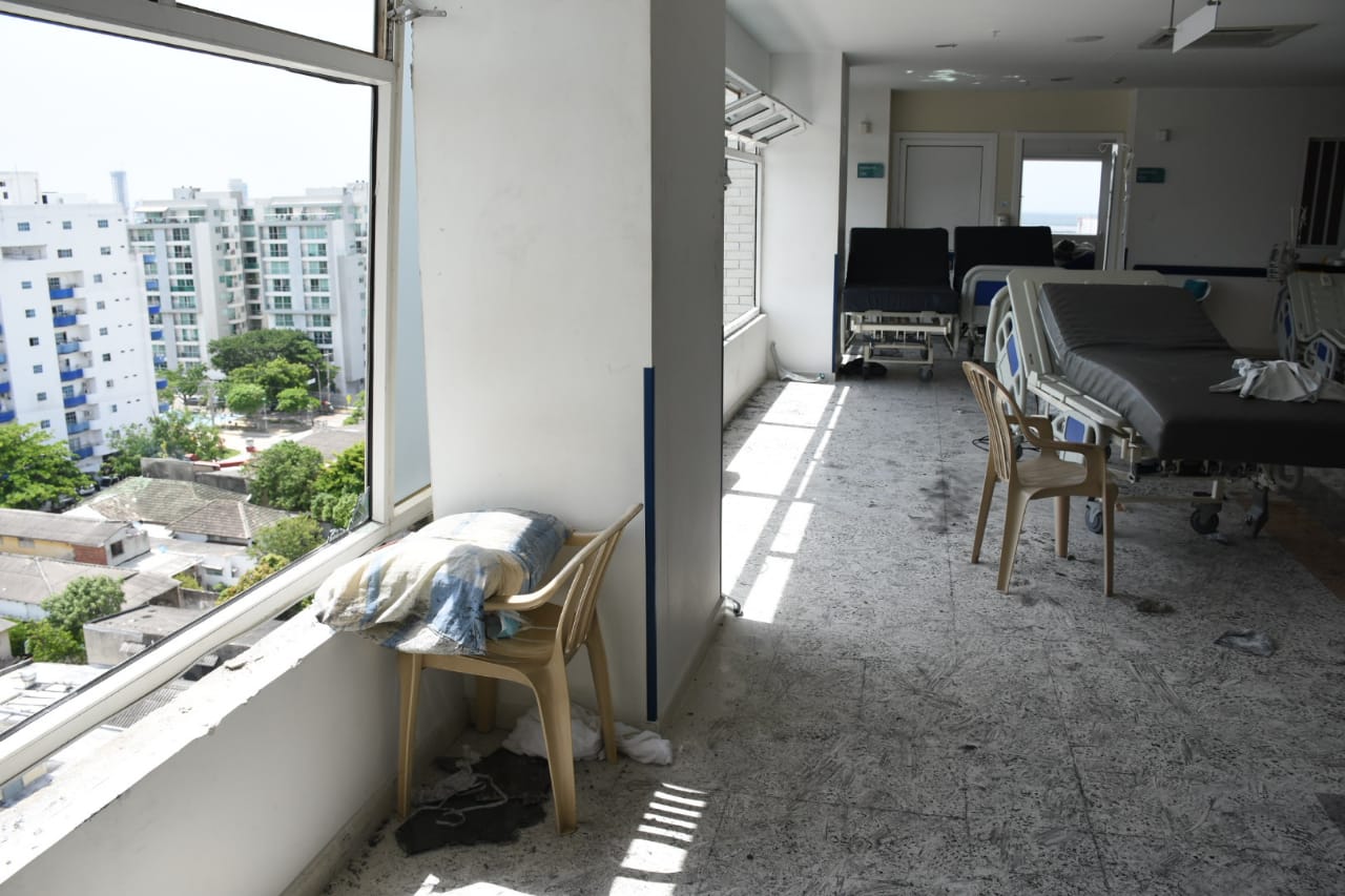 Una habitación de la Clínica La Merced después de la evacuación.
